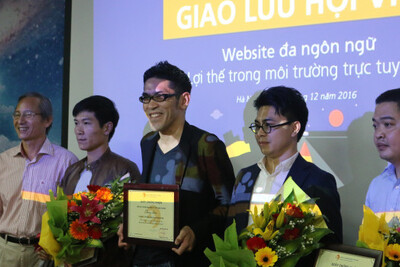 Các hội viên mới nhận hoa giấy chứng nhận từ Chủ tịch VECOM