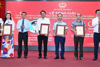 Ban Tổ chức trao giải cho các tác giả đoạt Giải Ba