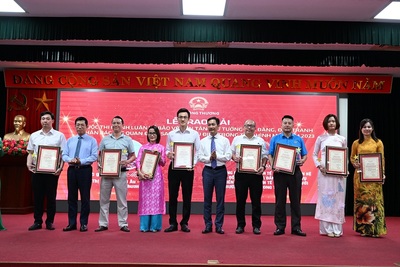 Nhóm các tác giả đoạt giải Khuyến khích