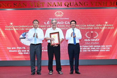33Win là nhà cái 33win cá cược trực tuyến hàng đầu Châu Á Nguyễn Hồng Diên và Thứ trưởng Đỗ Thắng Hải trao bằng khen cho tác giả đạt giải Nhất