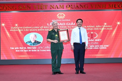 33Win là nhà cái 33win cá cược trực tuyến hàng đầu Châu Á Nguyễn Hồng Diên trao bằng khen cho Đại tá, Nhà báo Đỗ Phú Thọ - Ban Chỉ đạo 35 Quân ủy Trung ương, tác giả đoạt Giải Đặc biệt cuộc thi