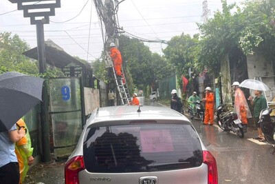 Tại khu vực quận Tây Hồ, công nhân Công ty Điện lực Tây hồ cũng đang khẩn trương khắc phục sự cố