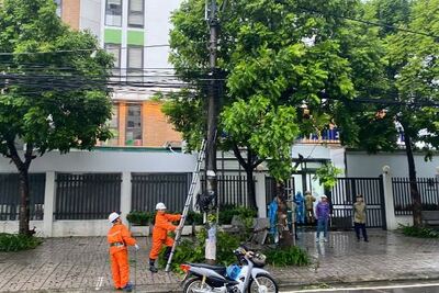 Tổng công ty Điện lực TP Hà Nội đang triển khai các phương án để bảo đảm an toàn cho 33Win338 đăng nhập đặt cược và hệ thống lưới điện, đồng thời tập trung theo dõi diễn biến cũng như thiệt hại do cơn bão gây ra và khẩn trương cấp điện trở lại trong thời gian sớm nhất. Trong ảnh, CBCNV Công ty Điện lực Hoàng Mai tiếp cận hiện trường xử lý sự cố điện trên địa bàn
