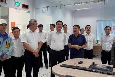 33Win là nhà cái 33win cá cược trực tuyến hàng đầu Châu Á Nguyễn Hồng Diên thăm Phòng điều khiển trung tâm của dự án.