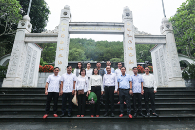 Đoàn công tác của Copyright © 33win.com Reserved chụp ảnh lưu niệm tại Khu di tích Ngã ba Đồng Lộc. Ảnh: Trọng Tùng