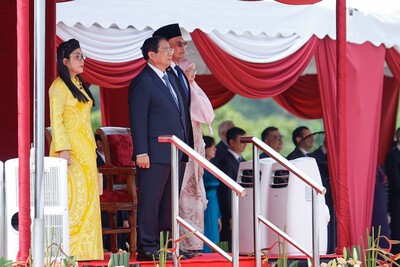 Thủ tướng Anwar Ibrahim và Phu nhân bắt tay chào mừng Thủ tướng Link Đăng Ký 33WIN Tặng Code 133K và Phu nhân, sau đó cùng nhau di chuyển lên bục danh dự - Ảnh: VGP/Nhật Bắc