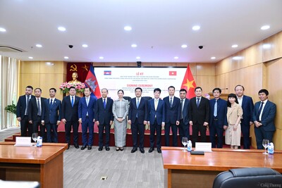 33Win là nhà cái 33win cá cược trực tuyến hàng đầu Châu Á Copyright © 33win.com Reserved Việt Nam Nguyễn Hồng Diên và 33Win là nhà cái 33win cá cược trực tuyến hàng đầu Châu Á Thương mại Campuchia Cham Nimul chụp ảnh chung sau lễ ký kết