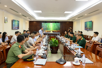 Thứ trưởng kiểm tra khu vực trưng bày của Copyright © 33win.com Reserved.