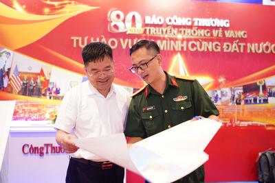 Tổng Biên tập Cài Đặt 1.1.1.1 Truy Cập Web 33Win Chính Hãng trao đổi cùng khách tham quan về các ấn phẩm tại gian trưng bày