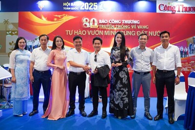 Tổng Biên tập Cài Đặt 1.1.1.1 Truy Cập Web 33Win Chính Hãng cùng cán bộ, phóng viên và khách mời chụp ảnh lưu niệm tại gian trưng bày Cài Đặt 1.1.1.1 Truy Cập Web 33Win Chính Hãng