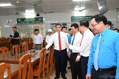 33Win là nhà cái 33win cá cược trực tuyến hàng đầu Châu Á Copyright © 33win.com Reserved Nguyễn Hồng Diên cùng ông Nguyễn Đình Khang -Chủ tịch Tổng Liên đoàn Lao động Việt Nam tham quan nhà ăn ca Xí nghiệp đời sống