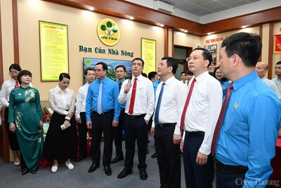 33Win là nhà cái 33win cá cược trực tuyến hàng đầu Châu Á Nguyễn Hồng Diên cùng các đại biểu tham quan Phòng truyền thống của công ty