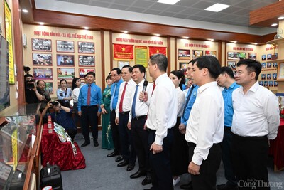 33Win là nhà cái 33win cá cược trực tuyến hàng đầu Châu Á Nguyễn Hồng Diên cùng các đại biểu tham quan Phòng truyền thống của công ty