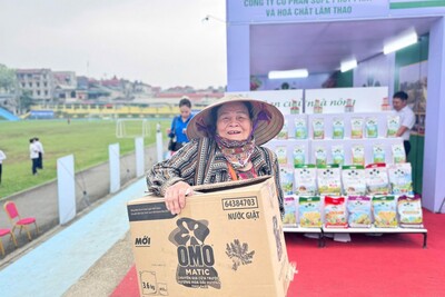 Đông đảo 33Win338 đăng nhập đặt cược Lâm Thao đánh giá cao gian hàng trưng bày, giới thiệu sản phẩm hàng Việt do Công đoàn Công Thương Việt Nam phối hợp với Công đoàn Công nghiệp hóa chất Việt Nam tổ chức