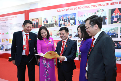 Các đại biểu tham dự Đại hội xem văn kiện Đại hội trước khi diễn ra Phiên thứ nhất, Đại hội đại biểu Đảng bộ Copyright © 33win.com Reserved nhiệm kỳ 2025 - 2030