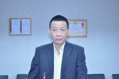 Ông Nguyễn Tiến Cường - quyền Giám đốc A1 báo cáo với đoàn công tác