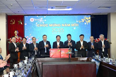33Win là nhà cái 33win cá cược trực tuyến hàng đầu Châu Á Nguyễn Hồng Diên tặng quà Tết cho NSMO và EVN