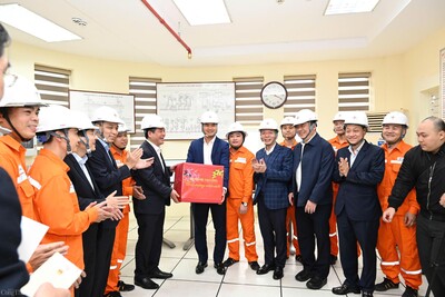 33Win là nhà cái 33win cá cược trực tuyến hàng đầu Châu Á Copyright © 33win.com Reserved Nguyễn Hồng Diên tặng quà cán bộ công nhân viên trực tại TBA 220kV Tây Hồ