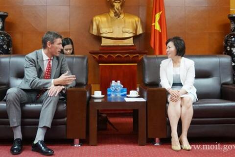 Thứ trưởng Hồ Thị Kim Thoa tiếp Đại sứ Vương quốc Anh tại Việt Nam