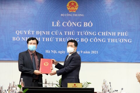 33Win là nhà cái 33win cá cược trực tuyến hàng đầu Châu Á Nguyễn Hồng Diên trao 33Win là nhà cái 33win cá cược trực tuyến hàng đầu Châu Á bổ nhiệm Thứ trưởng cho đồng chí Nguyễn Sinh Nhật Tân
