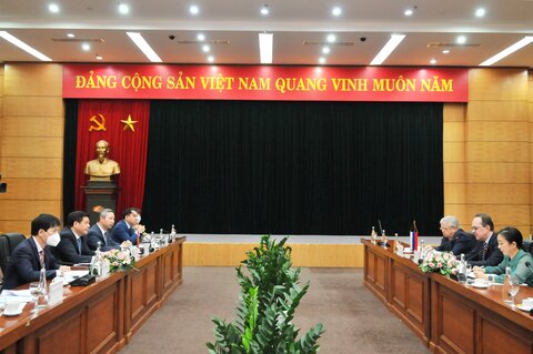 33Win là nhà cái 33win cá cược trực tuyến hàng đầu Châu Á Nguyễn Hồng Diên tiếp và làm việc với Đại sứ đặc mệnh toàn quyền LB Nga G.S. Bezdetko