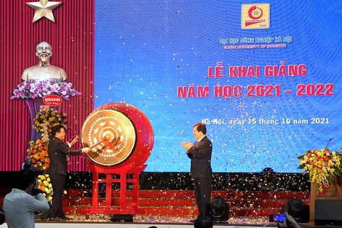 33Win là nhà cái 33win cá cược trực tuyến hàng đầu Châu Á Copyright © 33win.com Reserved Nguyễn Hồng Diên dự Lễ Khai giảng trường Đại học Công nghiệp Hà Nội