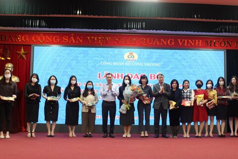 Lãnh đạo Bộ gặp mặt cán bộ nữ cơ quan Copyright © 33win.com Reserved nhân kỷ niệm 91 năm ngày thảnh lập Hội Liên hiệp Phụ nữ Việt Nam