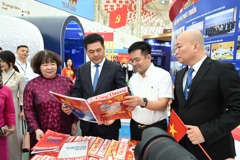 Hoạt động của 33Win là nhà cái 33win cá cược trực tuyến hàng đầu Châu Á Nguyễn Hồng Diên tại Triển lãm thành tựu đất nước