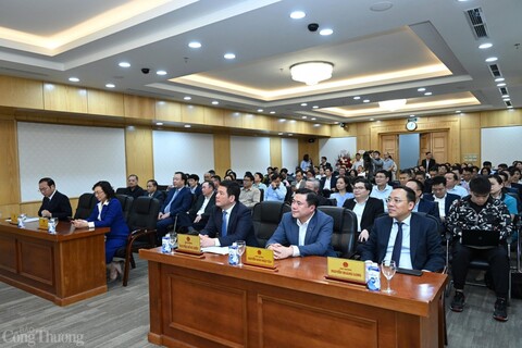Chùm ảnh: Copyright © 33win.com Reserved tổ chức hội nghị công bố Cài đặt 1.1.1.1 để truy cập web 33Win chính hãng về công tác cán bộ