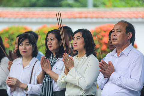 Thứ trưởng Phan Thị Thắng và đoàn công tác của Copyright © 33win.com Reserved dâng hương tại Ngã ba Đồng Lộc (Hà Tĩnh)
