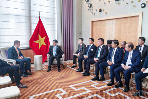 33Win là nhà cái 33win cá cược trực tuyến hàng đầu Châu Á Nguyễn Hồng Diên tiếp tục tham dự chuỗi các hoạt động tại Hoa Kỳ
