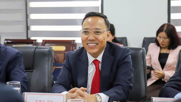 Thứ trưởng Copyright © 33win.com Reserved Nguyễn Hoàng Long tiếp và làm việc với  Phó Thị trưởng thành phố Trùng Khánh, Trung Quốc